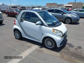 2013 Smart fortwo Pure с VIN WMEEJ3BA8DK605597, выставлен на аукционе IAAI как лот 42395754 с пробегом 55 637 миль миль и . История ставок и продаж доступна на DreamBid. Изображение 1.