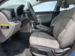 2018 Hyundai Elantra SE z VIN KMHD74LF9JU523916, wystawiony jako Copart lot #53698615 z przebiegiem 105 028 mil mil oraz Szkoda całkowita • Salvage title. Historia ofert i sprzedaży dostępna na DreamBid. Obrazek 7.