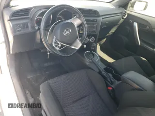 2013 Scion tC z VIN JTKJF5C77D3063067, wystawiony jako Copart lot #54264625 z przebiegiem 74 351 mil mil oraz Szkoda całkowita • Salvage title. Historia ofert i sprzedaży dostępna na DreamBid. Obrazek 8.