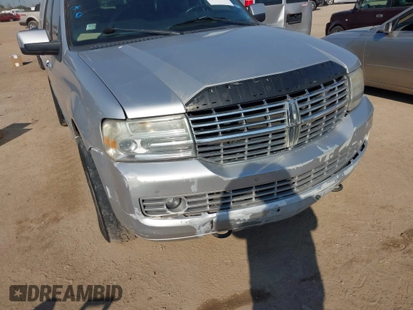 2011 Lincoln Navigator z VIN 5LMJJ2H56BEJ08330, wystawiony jako IAAI lot #41668494 z przebiegiem 266 944 mil mil oraz . Historia ofert i sprzedaży dostępna na DreamBid. Obrazek 12.