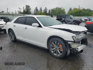 2014 Chrysler 300 S z VIN 2C3CCAGG1EH241876, wystawiony jako Copart lot #57965795 z przebiegiem 129 612 mil mil oraz Szkoda całkowita • Salvage title. Historia ofert i sprzedaży dostępna na DreamBid. Obrazek 4.