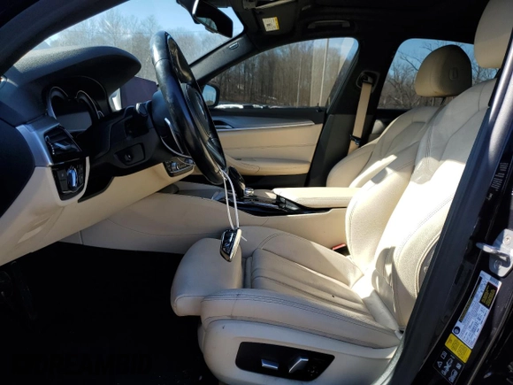 2019 BMW 5 Series 540i xDrive z VIN WBAJE7C57KWW20203, wystawiony jako Copart lot #45976065 z przebiegiem 60 735 mil mil oraz Nie do naprawy • Non repairable. Historia ofert i sprzedaży dostępna na DreamBid. Obrazek 7.