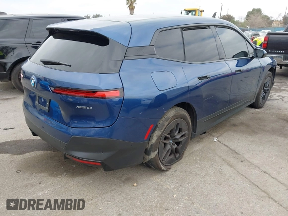 2024 BMW iX xDrive50 z VIN WB523CF05RCN71984, wystawiony jako IAAI lot #41469238 z przebiegiem 45 447 mil mil oraz . Historia ofert i sprzedaży dostępna na DreamBid. Obrazek 4.