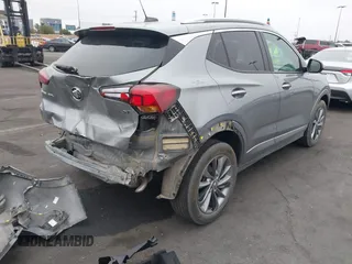 2023 Buick Encore GX Select z VIN KL4MMDSL8PB163721, wystawiony jako IAAI lot #42097734 z przebiegiem 22 896 mil mil oraz . Historia ofert i sprzedaży dostępna na DreamBid. Obrazek 4.