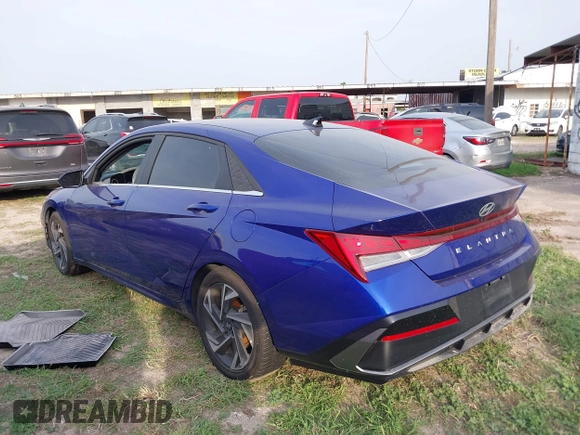 2024 Hyundai Elantra SEL z VIN KMHLS4DG2RU821902, wystawiony jako IAAI lot #41938643 z przebiegiem 6 381 mil mil oraz . Historia ofert i sprzedaży dostępna na DreamBid. Obrazek 3.