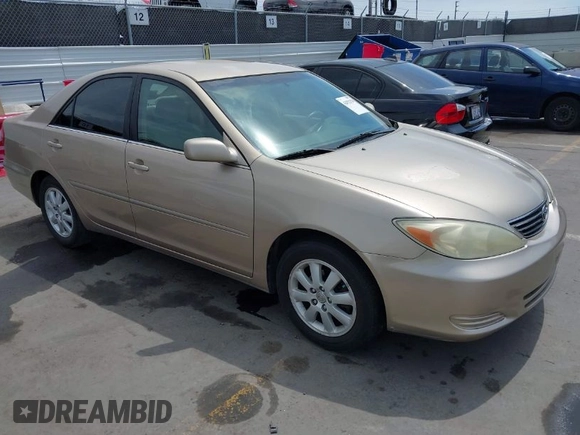 2002 Toyota Camry LE z VIN 4T1BE32K72U078387, wystawiony jako IAAI lot #42052328 z przebiegiem 157 394 mil mil oraz . Historia ofert i sprzedaży dostępna na DreamBid. Obrazek 1.