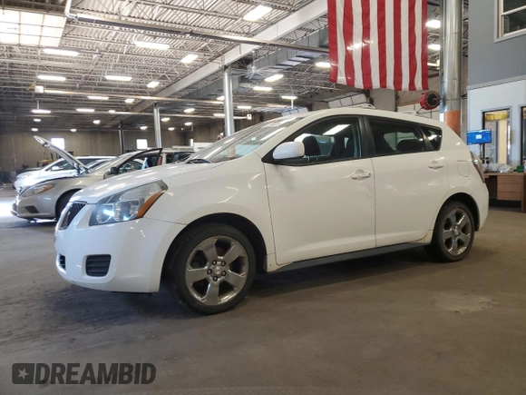2010 Pontiac Vibe z VIN 5Y2SM6E03AZ420535, wystawiony jako Copart lot #55619275 z przebiegiem 172 026 mil mil oraz Czysty tytuł • Clean title. Historia ofert i sprzedaży dostępna na DreamBid. Obrazek 1.
