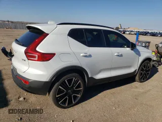 2023 Volvo XC40 Ultimate Dark Theme z VIN YV4L12UX4P2003752, wystawiony jako Copart lot #80270204 z przebiegiem 6194 mil mil oraz Szkody całkowita. Historia ofert i sprzedaży dostępna na DreamBid. Obrazek 4.