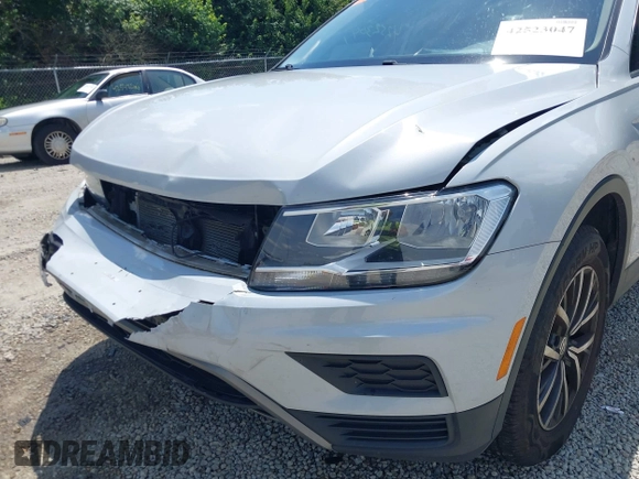 2018 Volkswagen Tiguan SEL z VIN 3VV2B7AX6JM195125, wystawiony jako IAAI lot #42523047 z przebiegiem 73 926 mil mil oraz . Historia ofert i sprzedaży dostępna na DreamBid. Obrazek 6.