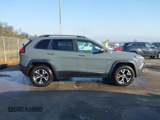 2014 Jeep Cherokee Trailhawk z VIN 1C4PJMBS2EW212341, wystawiony jako IAAI lot #40672694 z przebiegiem 108 622 mil mil oraz . Historia ofert i sprzedaży dostępna na DreamBid. Obrazek 13.