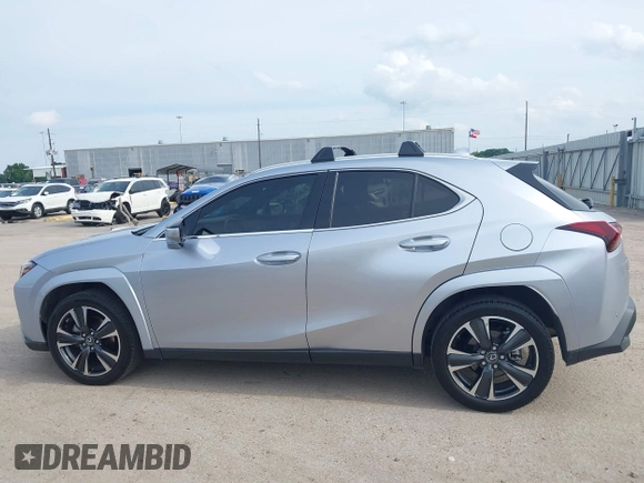 2023 Lexus UX 250h Premium z VIN JTHP6JBH5P2145912, wystawiony jako IAAI lot #42401353 z przebiegiem 14 252 mil mil oraz . Historia ofert i sprzedaży dostępna na DreamBid. Obrazek 14.