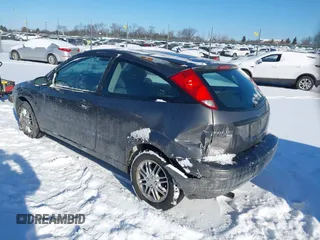 2006 Ford Focus S z VIN 1FAHP31N76W151973, wystawiony jako IAAI lot #41573090 z przebiegiem 211 369 mil mil oraz . Historia ofert i sprzedaży dostępna na DreamBid. Obrazek 3.