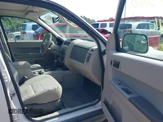 2011 Ford Escape XLT z VIN 1FMCU9DG3BKB69543, wystawiony jako IAAI lot #42763900 z przebiegiem 82 676 mil mil oraz . Historia ofert i sprzedaży dostępna na DreamBid. Obrazek 5.