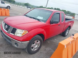 2008 Nissan Frontier SE z VIN 1N6AD06U78C418727, wystawiony jako IAAI lot #42215016 z przebiegiem 211 562 mil mil oraz . Historia ofert i sprzedaży dostępna na DreamBid. Obrazek 2.