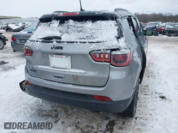 2019 Jeep Compass Latitude with VIN 3C4NJDBBXKT840382, listed as a IAAI auction lot 41592991 with Not provided miles and . Bid and sale history available at DreamBid. Image 4.
