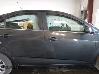 2019 Chevrolet Sonic LT z VIN 1G1JD5SB7K4107202, wystawiony jako IAAI lot #42430865 z przebiegiem 81 359 mil mil oraz . Historia ofert i sprzedaży dostępna na DreamBid. Obrazek 13.