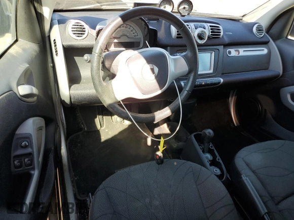 2013 Smart fortwo Passion z VIN WMEEJ9AA5DK726141, wystawiony jako Copart lot #50376945 z przebiegiem Nie podano mil oraz Tytuł czysty. Historia ofert i sprzedaży dostępna na DreamBid. Obrazek 8.