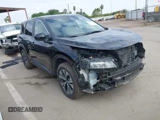 2023 Nissan Rogue SV z VIN 5N1BT3BA1PC837951, wystawiony jako IAAI lot #42069348 z przebiegiem 45 330 mil mil oraz . Historia ofert i sprzedaży dostępna na DreamBid. Obrazek 1.