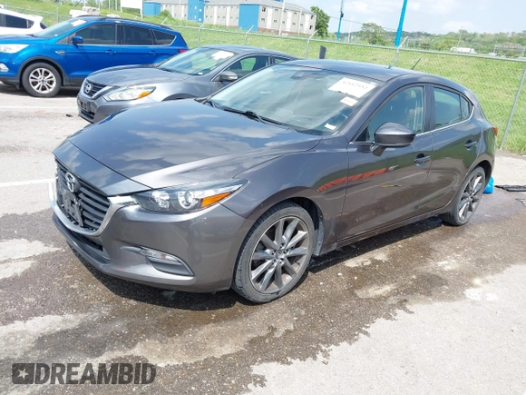 2018 Mazda 3 Touring z VIN 3MZBN1L35JM271525, wystawiony jako IAAI lot #42112552 z przebiegiem 107 299 mil mil oraz . Historia ofert i sprzedaży dostępna na DreamBid. Obrazek 18.