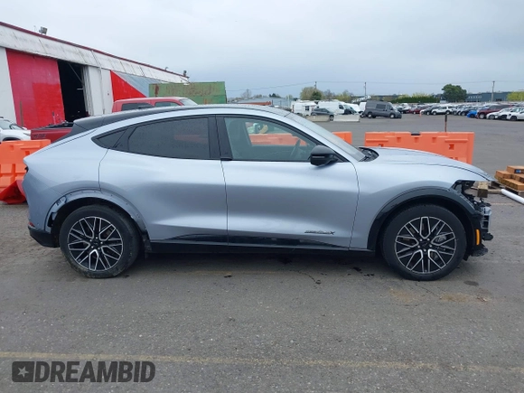 2022 Ford Mustang Mach-E Premium z VIN 3FMTK3SU4NMA04044, wystawiony jako IAAI lot #41839957 z przebiegiem 55 300 mil mil oraz . Historia ofert i sprzedaży dostępna na DreamBid. Obrazek 14.