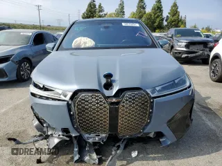 2023 BMW iX M60 z VIN WB533CF02PCL29526, wystawiony jako Copart lot #50676894 z przebiegiem 7865 mil mil oraz . Historia ofert i sprzedaży dostępna na DreamBid. Obrazek 5.