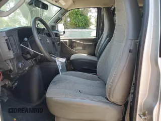 2022 GMC Savana LT z VIN 1GJW7FFP1N1154496, wystawiony jako Copart lot #57423255 z przebiegiem 191 693 mil mil oraz Tytuł czysty. Historia ofert i sprzedaży dostępna na DreamBid. Obrazek 7.