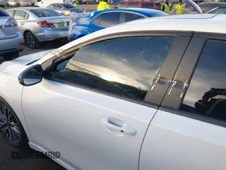 2023 Kia Forte GT-Line z VIN 3KPF54AD0PE673666, wystawiony jako IAAI lot #41242873 z przebiegiem 24 075 mil mil oraz . Historia ofert i sprzedaży dostępna na DreamBid. Obrazek 17.