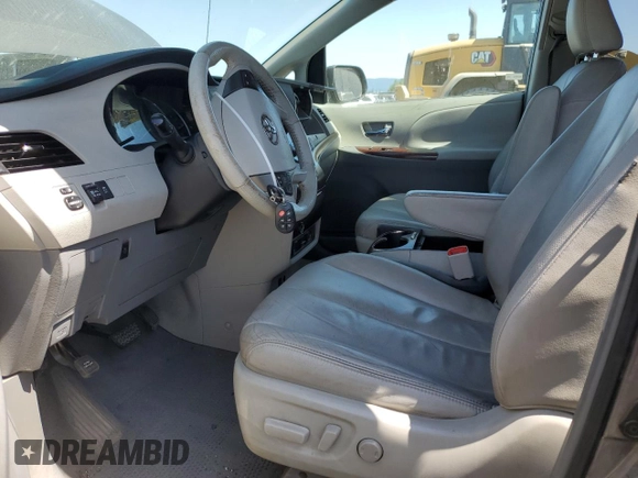 2011 Toyota Sienna XLE z VIN 5TDDK3DC2BS012927, wystawiony jako Copart lot #54073135 z przebiegiem 307 546 mil mil oraz Szkoda całkowita • Salvage title. Historia ofert i sprzedaży dostępna na DreamBid. Obrazek 7.