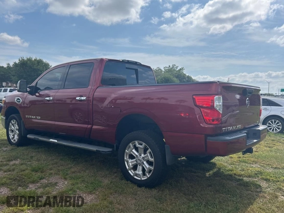 2016 Nissan Titan Platinum Reserve z VIN 1N6BA1F26GN512666, wystawiony jako Copart lot #54364115 z przebiegiem 120 182 mil mil oraz Czysty tytuł • Clean title. Historia ofert i sprzedaży dostępna na DreamBid. Obrazek 3.