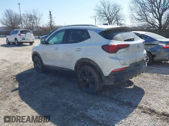 2024 Buick Encore GX Sport Touring z VIN KL4AMESL6RB189875, wystawiony jako IAAI lot #41780976 z przebiegiem 22 969 mil mil oraz . Historia ofert i sprzedaży dostępna na DreamBid. Obrazek 3.