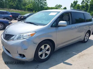 2012 Toyota Sienna LE AAS z VIN 5TDKK3DC0CS210995, wystawiony jako IAAI lot #42439317 z przebiegiem 183 029 mil mil oraz . Historia ofert i sprzedaży dostępna na DreamBid. Obrazek 6.