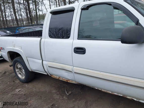 2006 Chevrolet Silverado 1500 LT2 with VIN 2GCEK19B761109126, listed as a IAAI auction lot 41681380 with 335,592 mi miles. Bid and sale history available at carsss.com. Image 6.