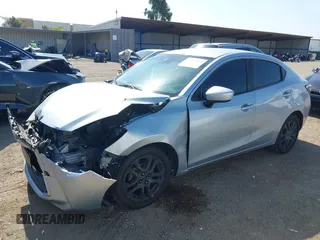 2017 Toyota Yaris z VIN 3MYDLBYVXHY189084, wystawiony jako IAAI lot #42194193 z przebiegiem 90 320 mil mil oraz . Historia ofert i sprzedaży dostępna na DreamBid. Obrazek 2.