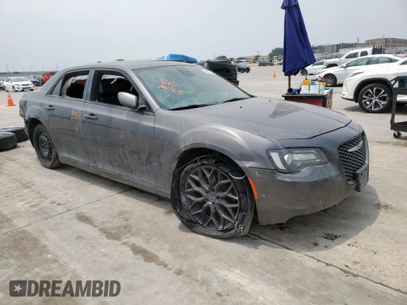 2018 Chrysler 300 S z VIN 2C3CCABG1JH295888, wystawiony jako Copart lot #56899745 z przebiegiem 111 826 mil mil oraz Szkoda całkowita • Salvage title. Historia ofert i sprzedaży dostępna na DreamBid. Obrazek 4.