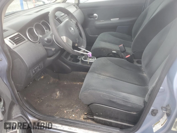 2011 Nissan Versa SL z VIN 3N1BC1CP4BL511654, wystawiony jako Copart lot #55292515 z przebiegiem 280 313 mil mil oraz Czysty tytuł • Clean title. Historia ofert i sprzedaży dostępna na DreamBid. Obrazek 7.