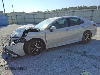 2023 Toyota Camry SE z VIN 4T1G11AK2PU091644, wystawiony jako Copart lot #77986224 z przebiegiem 59 505 mil mil oraz Nie do naprawy • Non repairable. Historia ofert i sprzedaży dostępna na DreamBid. Obrazek 1.