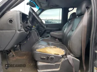 2005 GMC Sierra 3500 DRW Work Trk z VIN 1GTJK33235F863716, wystawiony jako Copart lot #84085004 z przebiegiem 233 369 mil mil oraz Szkoda całkowita • Salvage title. Historia ofert i sprzedaży dostępna na DreamBid. Obrazek 7.