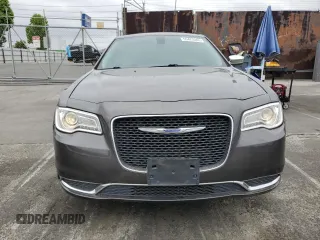 2018 Chrysler 300 Touring L z VIN 2C3CCAAG4JH317108, wystawiony jako Copart lot #55472305 z przebiegiem 70 977 mil mil oraz Szkoda całkowita • Salvage title. Historia ofert i sprzedaży dostępna na DreamBid. Obrazek 5.