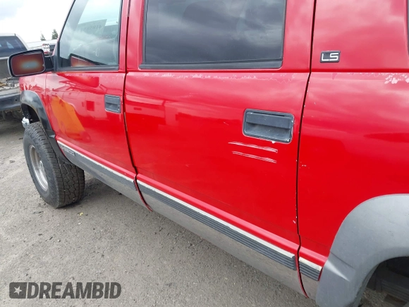 1996 Chevrolet Suburban with VIN 1GNGK26J6TJ327156, listed as a IAAI auction lot 41858544 with 195,532 mi miles. Bid and sale history available at carsss.com. Image 15.