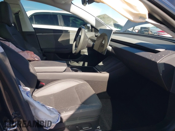 2024 Tesla Model 3 z VIN 5YJ3E1EA7RF736647, wystawiony jako IAAI lot #41372410 z przebiegiem 12 889 mil mil oraz . Historia ofert i sprzedaży dostępna na DreamBid. Obrazek 5.