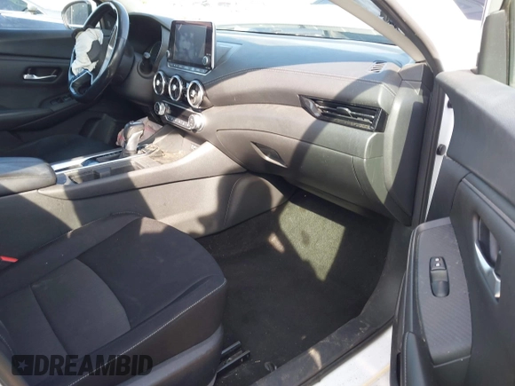 2020 Nissan Sentra SV z VIN 3N1AB8CV3LY303100, wystawiony jako IAAI lot #41588362 z przebiegiem 77 097 mil mil oraz . Historia ofert i sprzedaży dostępna na DreamBid. Obrazek 5.
