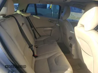 2015 Volvo V60 z VIN YV1612SB6F1211119, wystawiony jako Copart lot #77466004 z przebiegiem 144 388 mil mil oraz Szkoda całkowita • Salvage title. Historia ofert i sprzedaży dostępna na DreamBid. Obrazek 10.
