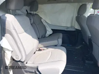2025 Toyota Sienna LE z VIN 5TDKRKEC8SS245934, wystawiony jako IAAI lot #42274195 z przebiegiem 4 933 mil mil oraz . Historia ofert i sprzedaży dostępna na DreamBid. Obrazek 8.