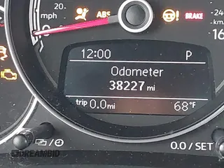 2019 Volkswagen Beetle S с VIN 3VWFD7AT0KM720833, выставлен на аукционе IAAI как лот 40231743 с пробегом 38 227 миль миль и . История ставок и продаж доступна на DreamBid. Изображение 15.