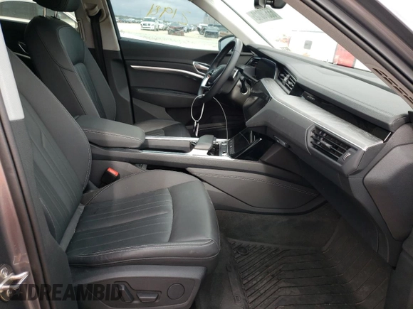 2021 Audi e-tron Premium z VIN WA1AAAGE4MB031782, wystawiony jako Copart lot #65578012 z przebiegiem 21 981 mil mil oraz . Historia ofert i sprzedaży dostępna na DreamBid. Obrazek 5.
