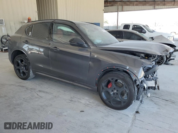 2024 Alfa Romeo Stelvio Ti z VIN ZASPAKBN5R7D80366, wystawiony jako Copart lot #54667015 z przebiegiem 9 254 mil mil oraz Nie do naprawy • Non repairable. Historia ofert i sprzedaży dostępna na DreamBid. Obrazek 4.