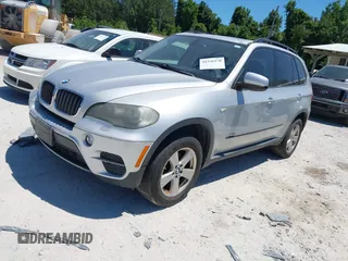 2011 BMW X5 35i z VIN 5UXZV4C55BL415564, wystawiony jako IAAI lot #42336270 z przebiegiem 102 451 mil mil oraz . Historia ofert i sprzedaży dostępna na DreamBid. Obrazek 2.