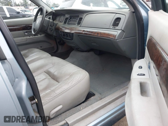 2005 Mercury Grand Marquis GS z VIN 2MEFM74W45X629662, wystawiony jako IAAI lot #42075152 z przebiegiem 65 941 mil mil oraz . Historia ofert i sprzedaży dostępna na DreamBid. Obrazek 5.