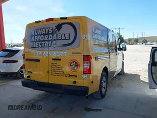 2017 Nissan NV Cargo S z VIN 1N6BF0KM7HN808851, wystawiony jako IAAI lot #41853575 z przebiegiem 93 893 mil mil oraz . Historia ofert i sprzedaży dostępna na DreamBid. Obrazek 4.