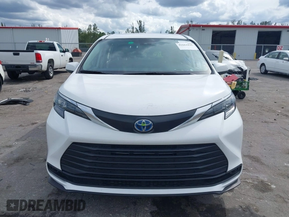 2024 Toyota Sienna LE with VIN 5TDKRKEC3RS193834, listed as a IAAI auction lot 41661835 with 15,617 mi miles. Bid and sale history available at carsss.com. Image 12.